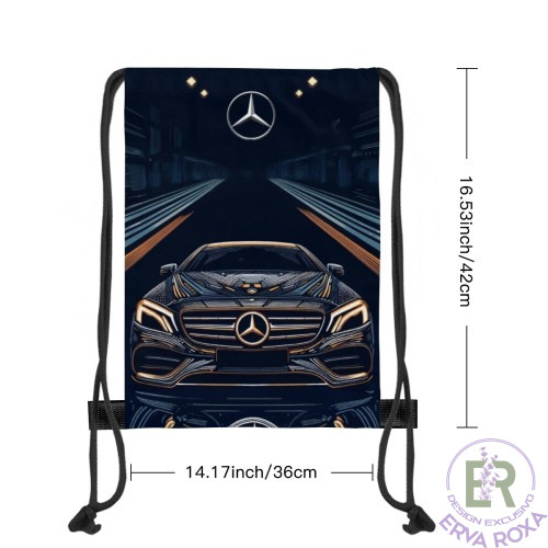 Adicione sofisticação, velocidade e estilo aos seus dias com este Saco de Cordão Mercedes Benz. Esta peça exclusiva foi desenhada a pensar nos verdadeiros entusiastas do mundo automóvel e do design moderno, sendo o acessório perfeito para se destacar.