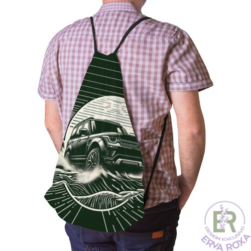 A Saco de Cordões Land Rover é um acessório prático, leve e extremamente versátil, perfeito para quem tem um espírito aventureiro. Com uma ilustração detalhada de um veículo 4x4, este saco mochila foi concebido para o uso diário