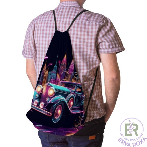 Conheça o Saco de Cordões Modelo automóvel clássico. Apresentamos um acessório cheio de nostalgia e estilo urbano, que destaca a ilustração vibrante de um carro vintage em linhas de néon contra o cenário de uma grande cidade iluminada