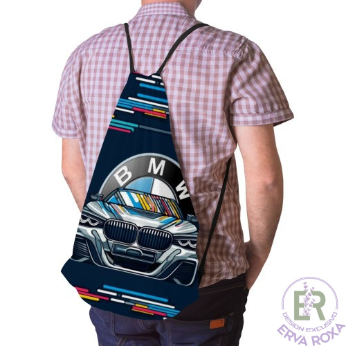 Conheça o Saco de Cordões Modelo BMW. Apresentamos um acessório desportivo e cheio de estilo, que destaca a frente imponente de um carro moderno sob o lendário logótipo da marca em linhas velozes e coloridas.