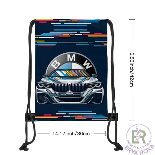 Conheça o Saco de Cordões Modelo BMW. Apresentamos um acessório desportivo e cheio de estilo, que destaca a frente imponente de um carro moderno sob o lendário logótipo da marca em linhas velozes e coloridas.