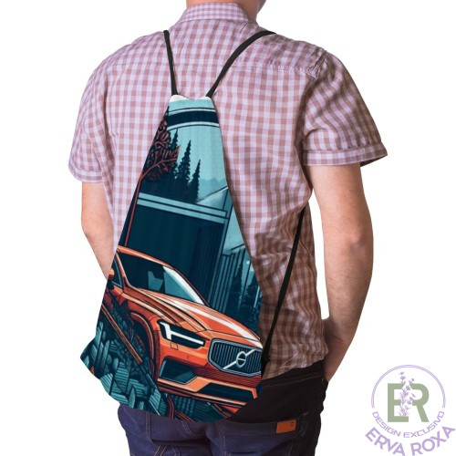 Conheça o Saco de Cordões Modelo Volvo. Apresentamos um acessório moderno e cheio de atitude, que destaca a ilustração de um elegante veículo Volvo, cor de laranja a enfrentar terrenos desafiantes sob um cenário nórdico e imponente.