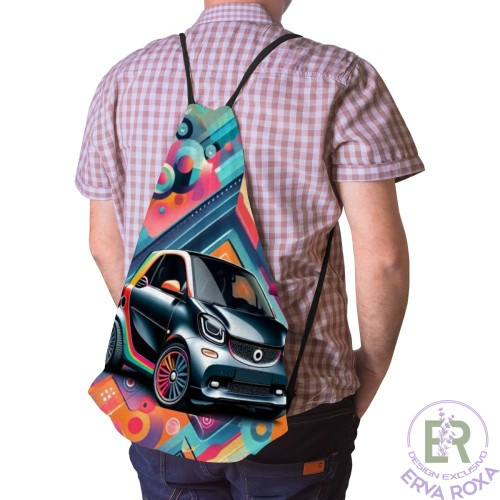 Conheça o Saco de Cordões Smart Fortwo. Apresentamos um acessório super moderno e dinâmico, que destaca a ilustração cheia de estilo do compacto citadino rodeado por padrões geométricos vibrantes e coloridos.