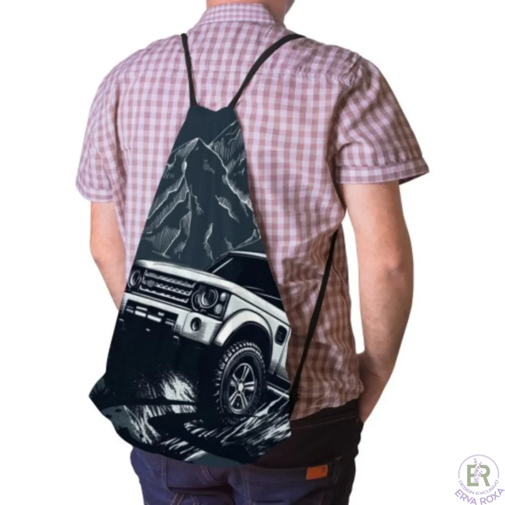 Conheça o Saco de Cordões Land Rover. Temos para si o acessório ideal para levar o espírito de aventura e todo-o-terreno para o seu dia a dia, com uma ilustração marcante que evoca a força das montanhas. Esta peça prática e resistente é um exclusivo da Loja Erva Roxa com design original, perfeita para quem procura estilo e funcionalidade em qualquer jornada.