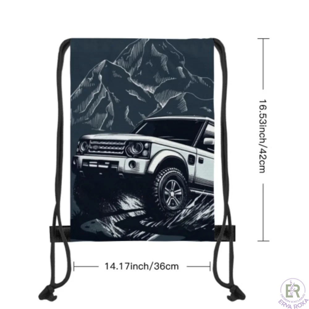 Conheça o Saco de Cordões Land Rover. Temos para si o acessório ideal para levar o espírito de aventura e todo-o-terreno para o seu dia a dia, com uma ilustração marcante que evoca a força das montanhas. Esta peça prática e resistente é um exclusivo da Loja Erva Roxa com design original, perfeita para quem procura estilo e funcionalidade em qualquer jornada.