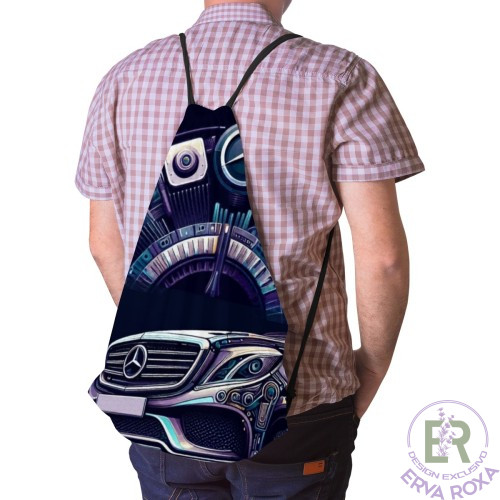 Conheça o Saco de Cordão Mercedes Benz. Apresentamos um acessório sofisticado e futurista, que destaca os detalhes mecânicos e a imponência do icónico veículo sob o prestigiado logótipo da marca em tons metálicos.