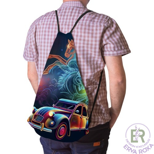 Conheça o Saco de Cordões Citroën 2 cavalos. Apresentamos um acessório único e cheio de personalidade, que destaca o lendário automóvel acompanhado por cavalos majestosos em linhas de neon brilhantes.