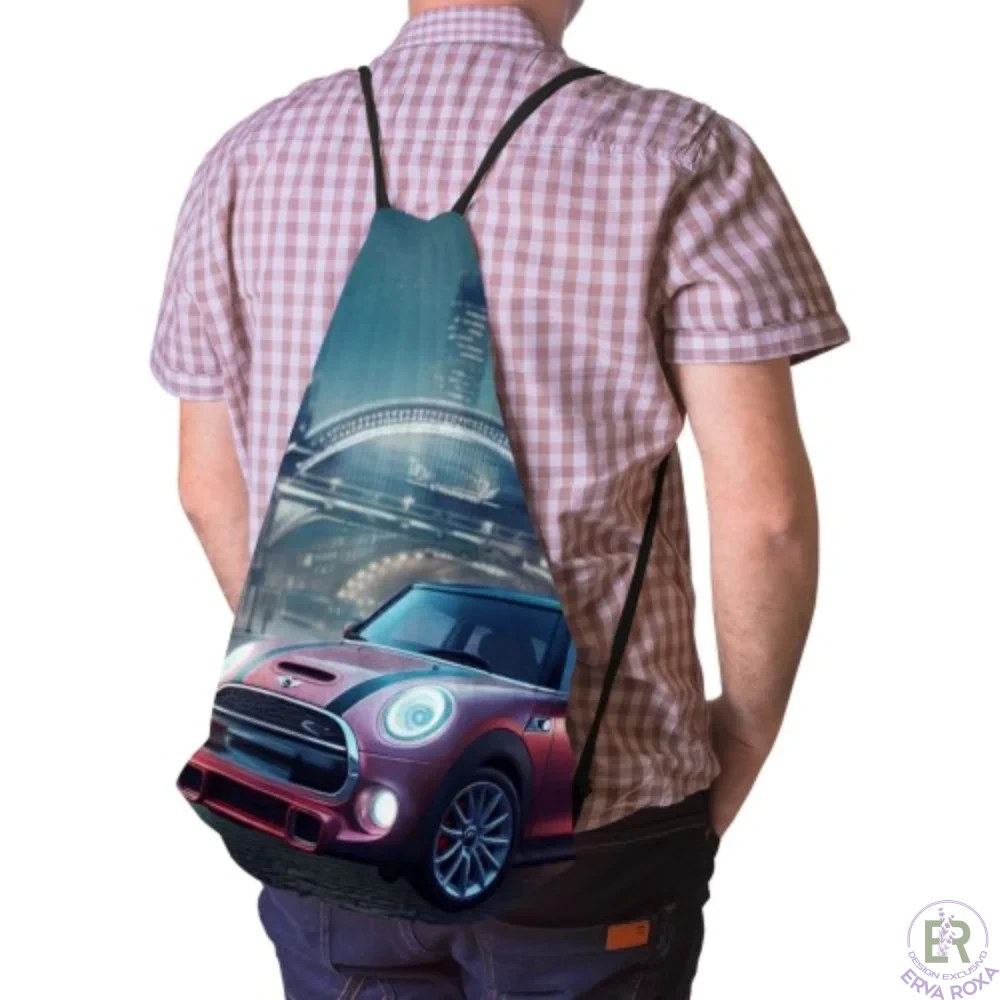 Conheça o Saco de Cordões Mini Cooper. Temos para si o acessório ideal para transportar os seus pertences com a energia urbana e o estilo britânico deste clássico moderno. Esta peça prática e descontraída é um exclusivo da Loja Erva Roxa com design original, perfeita para quem quer dar um toque de irreverência e originalidade às suas rotinas diárias.