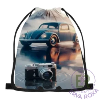 Conheça o Saco de Cordões Volkswagen Carocha. Temos para si o acessório ideal para transportar os seus pertences com a nostalgia e o charme vintage deste clássico eterno, acompanhado por uma máquina fotográfica retro. Esta peça versátil e prática é um exclusivo da Loja Erva Roxa com design original, perfeita para quem adora capturar momentos com estilo no dia a dia.