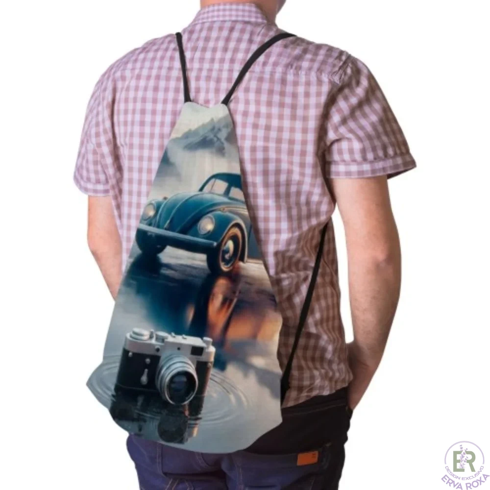 Conheça o Saco de Cordões Volkswagen Carocha. Temos para si o acessório ideal para transportar os seus pertences com a nostalgia e o charme vintage deste clássico eterno, acompanhado por uma máquina fotográfica retro. Esta peça versátil e prática é um exclusivo da Loja Erva Roxa com design original, perfeita para quem adora capturar momentos com estilo no dia a dia.