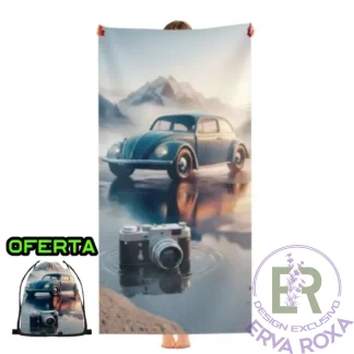 Conheça a Toalha de Praia Volkswagen Carocha. Temos para si o acessório ideal para levar a nostalgia e o charme vintage deste clássico eterno para os seus dias de sol, acompanhado por uma elegante máquina fotográfica retro. Esta peça única é um exclusivo da Loja Erva Roxa com design original, perfeita para relaxar à beira-mar com o máximo conforto e muito estilo.