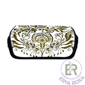 Estojo com padrão floral dourado em fundo branco.