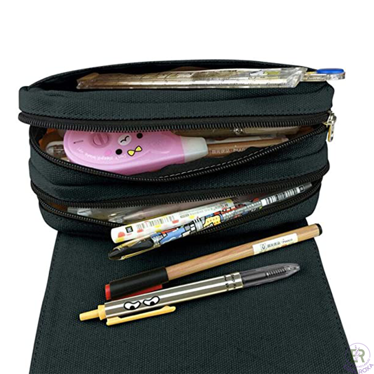 Estojo preto aberto com várias canetas e material escolar.