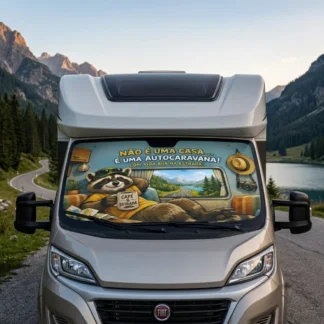 O Pára-sol para Autocaravana Guaxinim "Não é Uma Casa" é um original e exclusivo da Erva Roxa e garante proteção máxima contra os raios UV e reduz eficazmente o calor interior. Apresenta uma ilustração divertida de um guaxinim a relaxar com a frase "Não é uma casa... é uma autocaravana!"
