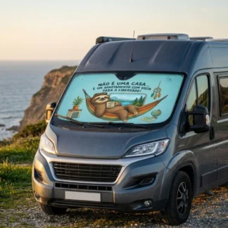 Autocaravana com para-sol de preguiça e vista para o mar.
