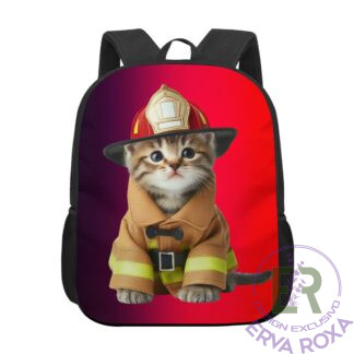 A Mochila Escolar Infantil Gatinho Bombeiro é um produto original e exclusivo da loja Erva Roxa, com uma estampa divertida de um gatinho vestido de bombeiro num fundo vibrante. 