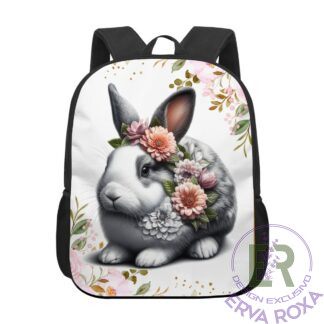 A Mochila Escolar Infantil com Coelho e Flores é um produto original e exclusivo da Erva Roxa, com uma ilustração delicada em estilo aguarela. Esta mochila infantil floral em poliéster Oxford é impermeável, leve e resistente ao desgaste