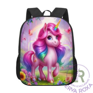 A Mochila Escolar Unicórnio Mágico é um produto original e exclusivo da Erva Roxa, desenhada com uma estampa colorida de unicórnio num cenário encantado com arco-íris e borboletas. Esta mochila infantil de unicórnio em poliéster Oxford é impermeável, leve e resistente ao desgaste diário. Com alças ergonómicas acolchoadas e fundo reforçado, a Mochila Escolar Unicórnio Mágico garante máximo conforto e durabilidade para a rotina escolar.