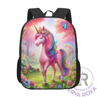 A Mochila Escolar Unicórnio Encantado é um produto original e exclusivo da Erva Roxa, apresentando uma estampa ilustrada com unicórnio de crina arco-íris, borboletas e floresta mágica.