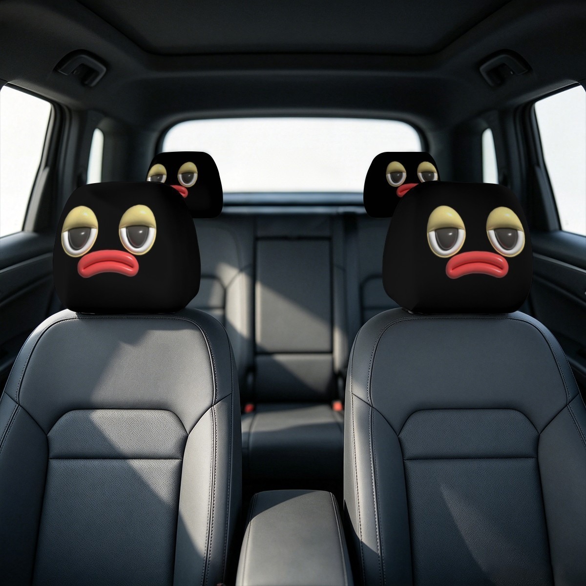 Capas de encosto de cabeça com rostos tristes em carro.
