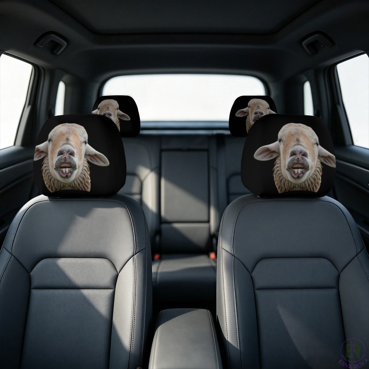 Carro com encostos de cabeça decorados com caras de ovelha.
